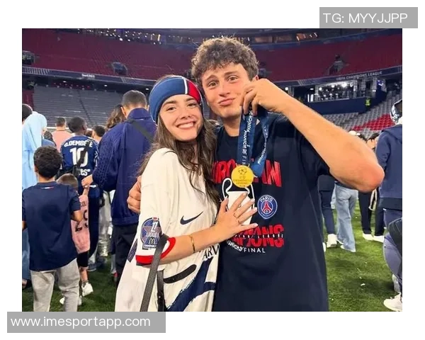 内维斯女友分享巴黎时装周精彩瞬间感受城市每个角落的魔力与魅力