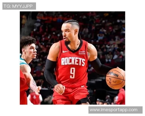 火箭队为狄龙献上感人致敬视频他双手合十向全场观众表达感谢 火箭队为狄龙献上感人致敬视频他双手合十向全场观众表达感谢